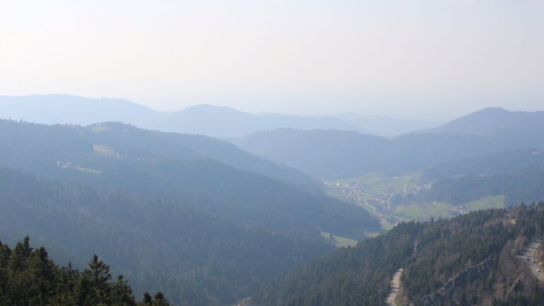 Dieses Bild zeigt eine Webcam-Aufnahme vom Achertal, aufgenommen am Sonntag, den 22.03.2026 um 15:10 Uhr. Die Temperatur betrug 6.4°C.