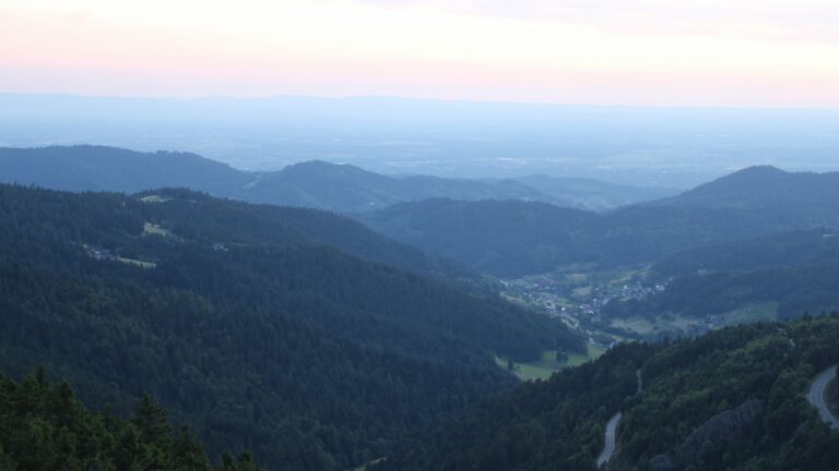 Dieses Bild zeigt eine Webcam-Aufnahme vom Achertal, aufgenommen am Freitag, den 20.06.2025 um 21:40 Uhr. Die Temperatur betrug 16.8°C.