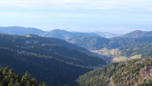 Dieses Bild zeigt eine Webcam-Aufnahme vom Achertal, aufgenommen am Dienstag, den 02.12.2025 um 13:30 Uhr. Die Temperatur betrug 7.8°C.