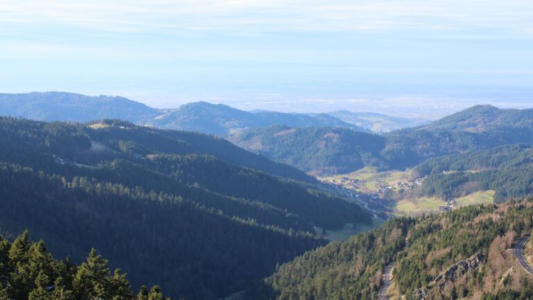 Dieses Bild zeigt eine Webcam-Aufnahme vom Achertal, aufgenommen am Dienstag, den 02.12.2025 um 13:30 Uhr. Die Temperatur betrug 7.8°C.