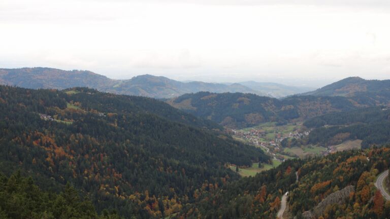 Dieses Bild zeigt eine Webcam-Aufnahme vom Achertal, aufgenommen am Freitag, den 17.10.2025 um 12:50 Uhr. Die Temperatur betrug 6.9°C.