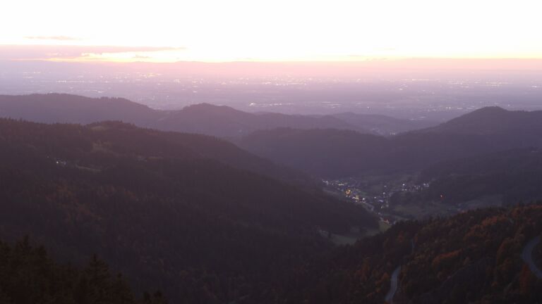 Dieses Bild zeigt eine Webcam-Aufnahme vom Achertal, aufgenommen am Mittwoch, den 15.10.2025 um 19:10 Uhr. Die Temperatur betrug 6.4°C.