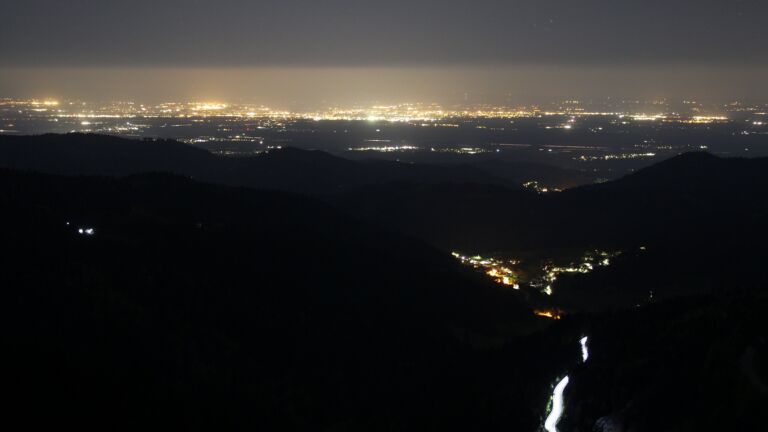 Dieses Bild zeigt eine Webcam-Aufnahme vom Achertal, aufgenommen am Mittwoch, den 22.04.2026 um 23:30 Uhr. Die Temperatur betrug 4.7°C.