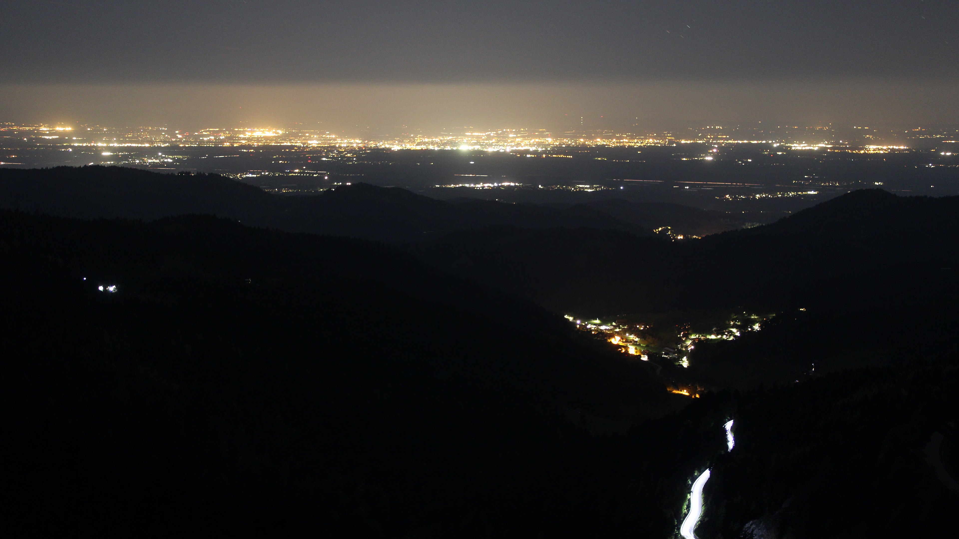 Dieses Bild zeigt eine Webcam-Aufnahme vom Achertal, aufgenommen am Mittwoch, den 22.04.2026 um 23:30 Uhr. Die Temperatur betrug 4.7°C.