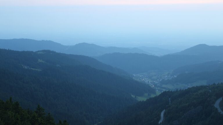Dieses Bild zeigt eine Webcam-Aufnahme vom Achertal, aufgenommen am Montag, den 09.06.2025 um 21:50 Uhr. Die Temperatur betrug 12.3°C.
