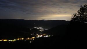Dieses Bild zeigt eine Webcam-Aufnahme vom Achertal, aufgenommen am Montag, den 15.06.2026 um 03:20 Uhr. Die Temperatur betrug 11.2°C.
