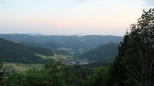 Dieses Bild zeigt eine Webcam-Aufnahme vom Achertal, aufgenommen am Dienstag, den 26.05.2026 um 21:10 Uhr. Die Temperatur betrug 25°C.