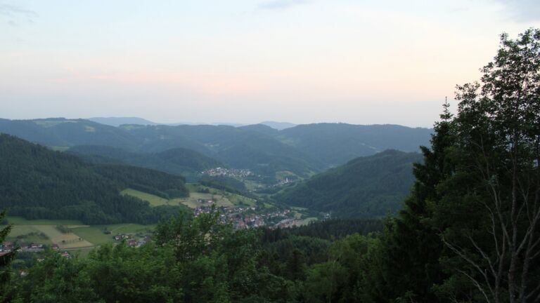 Dieses Bild zeigt eine Webcam-Aufnahme vom Achertal, aufgenommen am Dienstag, den 26.05.2026 um 21:10 Uhr. Die Temperatur betrug 25°C.