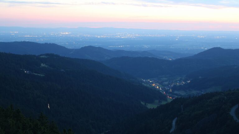 Dieses Bild zeigt eine Webcam-Aufnahme vom Achertal, aufgenommen am Freitag, den 20.06.2025 um 22:20 Uhr. Die Temperatur betrug 16.7°C.