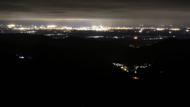 Dieses Bild zeigt eine Webcam-Aufnahme vom Achertal, aufgenommen am Mittwoch, den 29.10.2025 um 01:30 Uhr. Die Temperatur betrug 5.8°C.