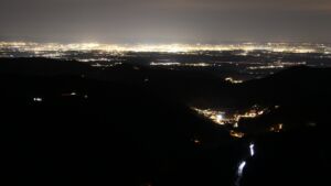 Dieses Bild zeigt eine Webcam-Aufnahme vom Achertal, aufgenommen am Dienstag, den 09.12.2025 um 20:00 Uhr. Die Temperatur betrug 10.9°C.