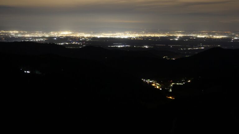Dieses Bild zeigt eine Webcam-Aufnahme vom Achertal, aufgenommen am Samstag, den 01.11.2025 um 06:00 Uhr. Die Temperatur betrug 11.8°C.