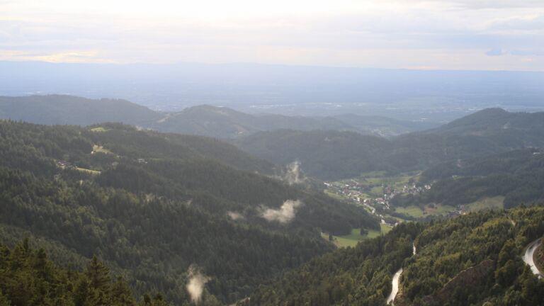 Dieses Bild zeigt eine Webcam-Aufnahme vom Achertal, aufgenommen am Freitag, den 29.08.2025 um 19:10 Uhr. Die Temperatur betrug 11.1°C.