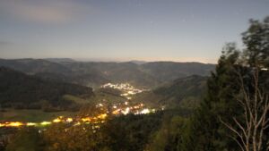 Dieses Bild zeigt eine Webcam-Aufnahme vom Achertal, aufgenommen am Freitag, den 30.10.2026 um 00:30 Uhr. Die Temperatur betrug 5.4°C.