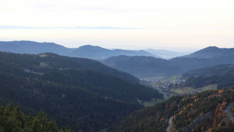 Dieses Bild zeigt eine Webcam-Aufnahme vom Achertal, aufgenommen am Donnerstag, den 06.11.2025 um 15:50 Uhr. Die Temperatur betrug 12.9°C.