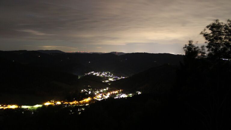 Dieses Bild zeigt eine Webcam-Aufnahme vom Achertal, aufgenommen am Donnerstag, den 03.09.2026 um 23:30 Uhr. Die Temperatur betrug 19.8°C.