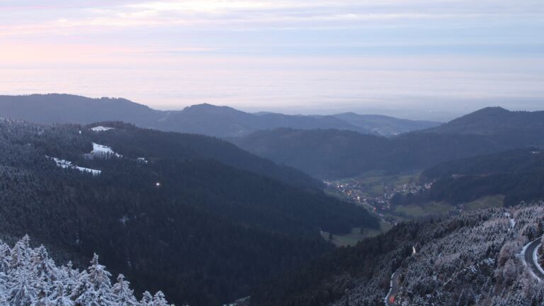 Dieses Bild zeigt eine Webcam-Aufnahme vom Achertal, aufgenommen am Donnerstag, den 27.11.2025 um 17:00 Uhr. Die Temperatur betrug -2.5°C.