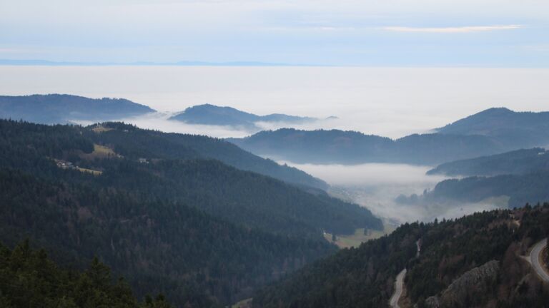 Dieses Bild zeigt eine Webcam-Aufnahme vom Achertal, aufgenommen am Dienstag, den 16.12.2025 um 15:50 Uhr. Die Temperatur betrug 8.1°C.
