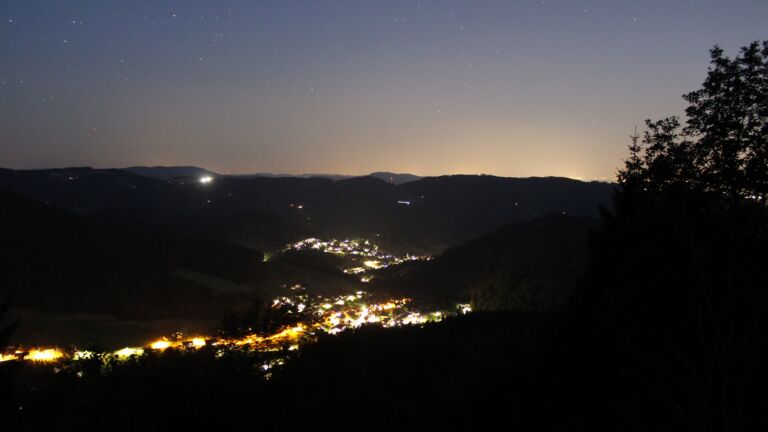 Dieses Bild zeigt eine Webcam-Aufnahme vom Achertal, aufgenommen am Samstag, den 04.07.2026 um 23:20 Uhr. Die Temperatur betrug 19.6°C.