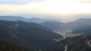 Dieses Bild zeigt eine Webcam-Aufnahme vom Achertal, aufgenommen am Dienstag, den 22.04.2025 um 19:50 Uhr. Die Temperatur betrug 10.2°C.