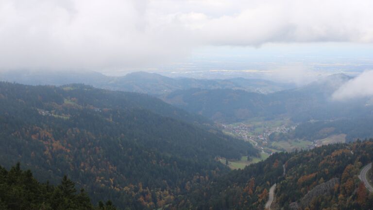 Dieses Bild zeigt eine Webcam-Aufnahme vom Achertal, aufgenommen am Donnerstag, den 16.10.2025 um 14:00 Uhr. Die Temperatur betrug 9.4°C.