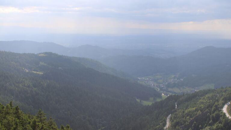 Dieses Bild zeigt eine Webcam-Aufnahme vom Achertal, aufgenommen am Sonntag, den 08.06.2025 um 18:30 Uhr. Die Temperatur betrug 8.8°C.
