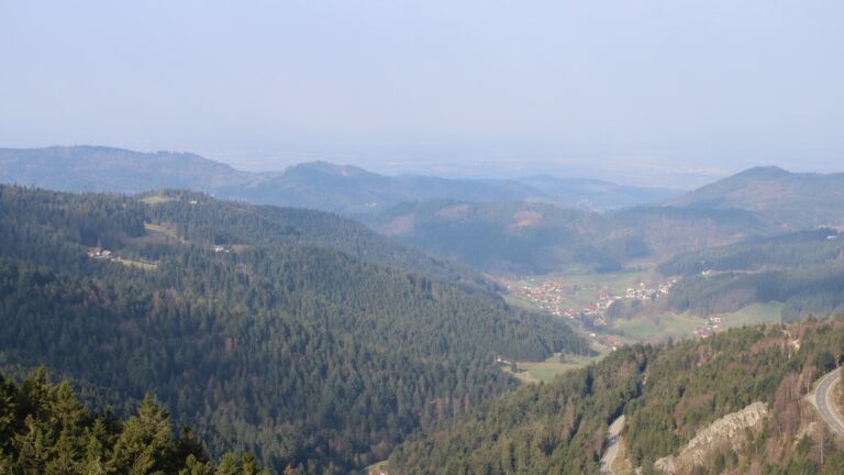 Dieses Bild zeigt eine Webcam-Aufnahme vom Achertal, aufgenommen am Samstag, den 21.03.2026 um 09:00 Uhr. Die Temperatur betrug 7.6°C.