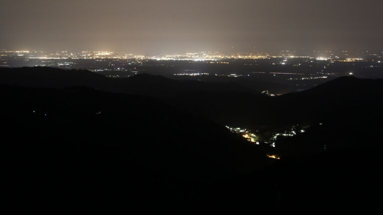 Dieses Bild zeigt eine Webcam-Aufnahme vom Achertal, aufgenommen am Mittwoch, den 25.06.2025 um 23:50 Uhr. Die Temperatur betrug 22.9°C.