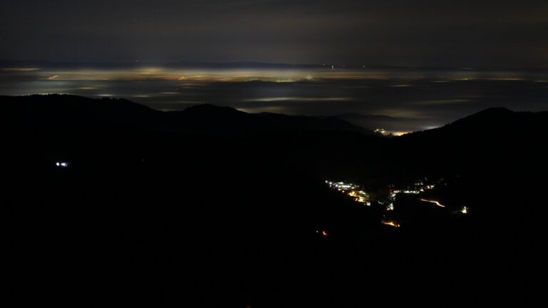 Dieses Bild zeigt eine Webcam-Aufnahme vom Achertal, aufgenommen am Dienstag, den 16.12.2025 um 04:30 Uhr. Die Temperatur betrug 8.4°C.