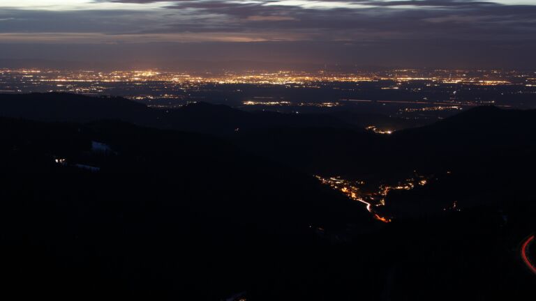 Dieses Bild zeigt eine Webcam-Aufnahme vom Achertal, aufgenommen am Freitag, den 16.01.2026 um 18:00 Uhr. Die Temperatur betrug 6.4°C.