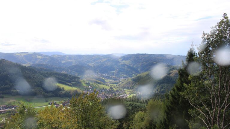 Dieses Bild zeigt eine Webcam-Aufnahme vom Achertal, aufgenommen am Freitag, den 23.10.2026 um 13:50 Uhr. Die Temperatur betrug 9.4°C.