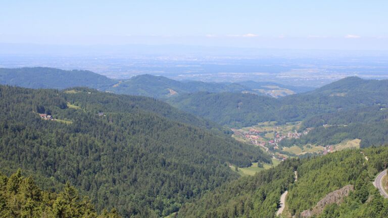 Dieses Bild zeigt eine Webcam-Aufnahme vom Achertal, aufgenommen am Freitag, den 30.05.2025 um 12:00 Uhr. Die Temperatur betrug 17.2°C.