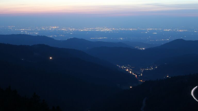 Dieses Bild zeigt eine Webcam-Aufnahme vom Achertal, aufgenommen am Montag, den 23.03.2026 um 19:30 Uhr. Die Temperatur betrug 5.9°C.