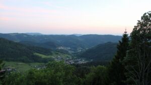 Dieses Bild zeigt eine Webcam-Aufnahme vom Achertal, aufgenommen am Freitag, den 22.05.2026 um 21:20 Uhr. Die Temperatur betrug 20.8°C.