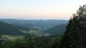 Dieses Bild zeigt eine Webcam-Aufnahme vom Achertal, aufgenommen am Mittwoch, den 27.05.2026 um 21:10 Uhr. Die Temperatur betrug 21.9°C.