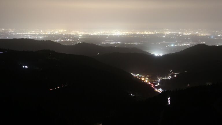 Dieses Bild zeigt eine Webcam-Aufnahme vom Achertal, aufgenommen am Freitag, den 14.11.2025 um 18:10 Uhr. Die Temperatur betrug 16.1°C.