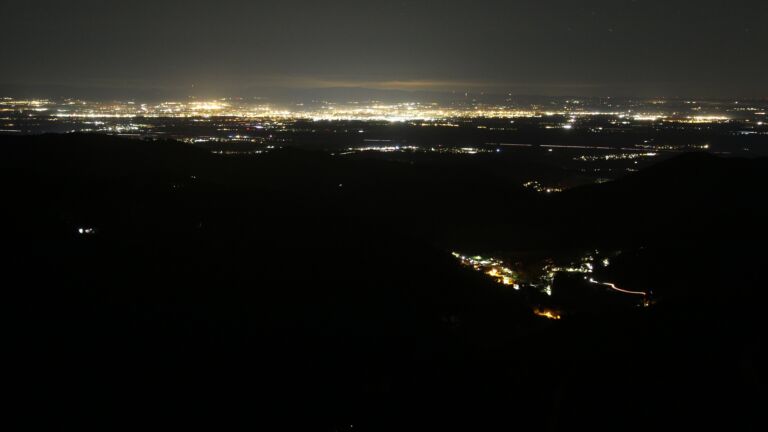 Dieses Bild zeigt eine Webcam-Aufnahme vom Achertal, aufgenommen am Sonntag, den 16.11.2025 um 00:00 Uhr. Die Temperatur betrug 7.8°C.