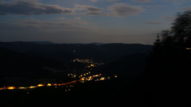 Dieses Bild zeigt eine Webcam-Aufnahme vom Achertal, aufgenommen am Dienstag, den 23.06.2026 um 22:50 Uhr. Die Temperatur betrug 25.1°C.