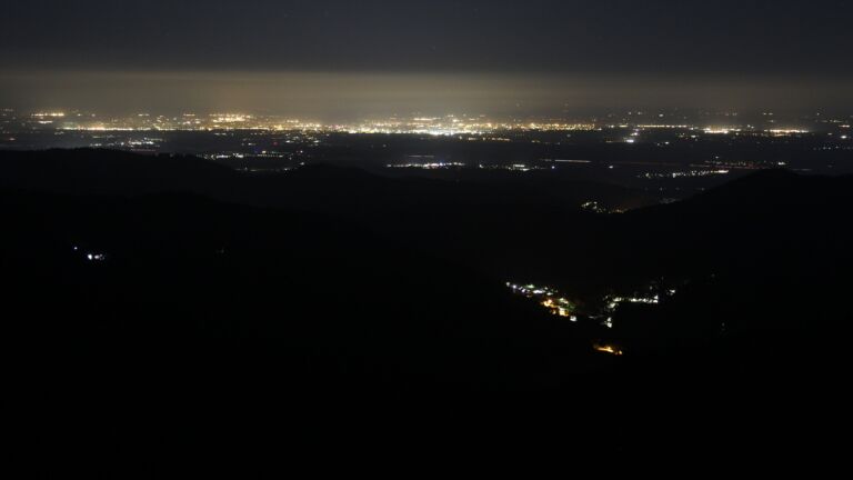 Dieses Bild zeigt eine Webcam-Aufnahme vom Achertal, aufgenommen am Mittwoch, den 15.10.2025 um 01:00 Uhr. Die Temperatur betrug 5.6°C.