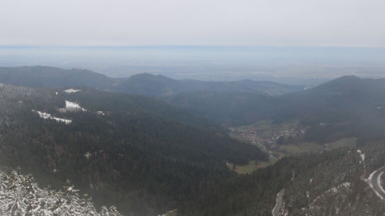 Dieses Bild zeigt eine Webcam-Aufnahme vom Achertal, aufgenommen am Freitag, den 28.11.2025 um 08:30 Uhr. Die Temperatur betrug 1.9°C.