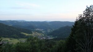 Dieses Bild zeigt eine Webcam-Aufnahme vom Achertal, aufgenommen am Sonntag, den 07.06.2026 um 21:20 Uhr. Die Temperatur betrug 16.6°C.
