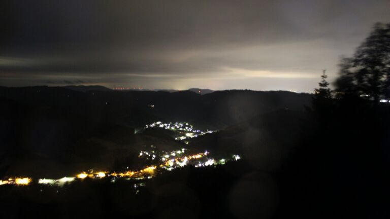 Dieses Bild zeigt eine Webcam-Aufnahme vom Achertal, aufgenommen am Montag, den 08.06.2026 um 23:50 Uhr. Die Temperatur betrug 15.1°C.
