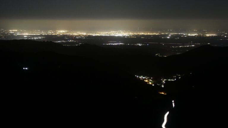 Dieses Bild zeigt eine Webcam-Aufnahme vom Achertal, aufgenommen am Freitag, den 13.03.2026 um 01:00 Uhr. Die Temperatur betrug 2.8°C.