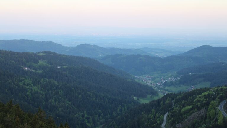 Dieses Bild zeigt eine Webcam-Aufnahme vom Achertal, aufgenommen am Freitag, den 02.05.2025 um 06:20 Uhr. Die Temperatur betrug 17°C.