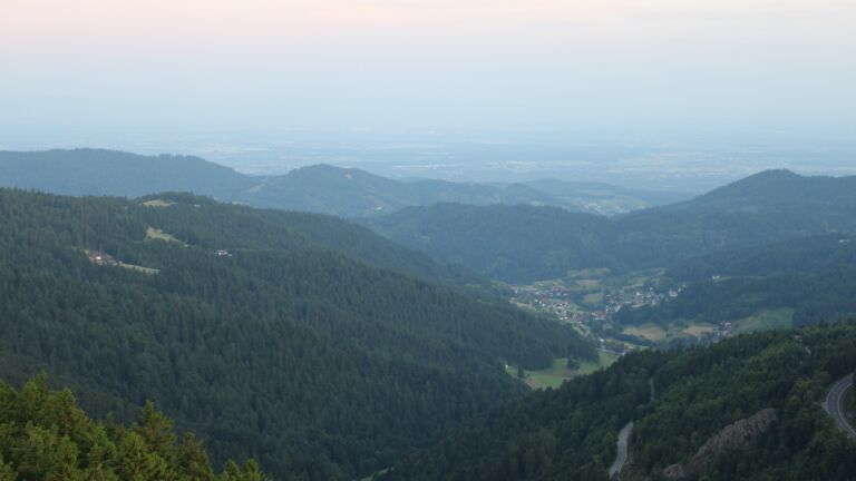 Dieses Bild zeigt eine Webcam-Aufnahme vom Achertal, aufgenommen am Mittwoch, den 18.06.2025 um 05:30 Uhr. Die Temperatur betrug 15.6°C.