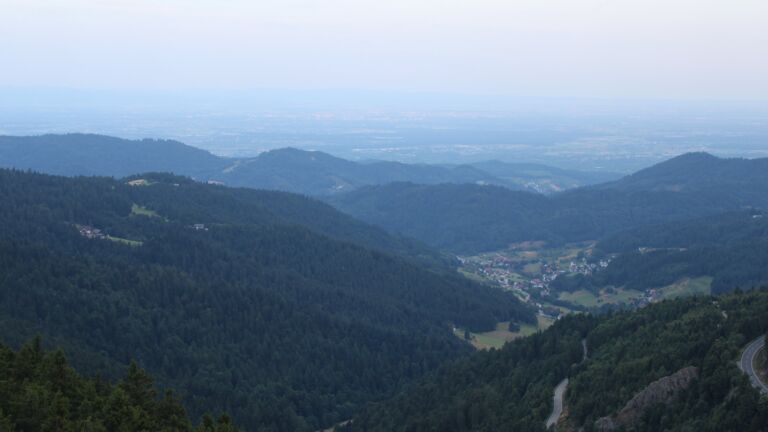 Dieses Bild zeigt eine Webcam-Aufnahme vom Achertal, aufgenommen am Samstag, den 12.07.2025 um 05:50 Uhr. Die Temperatur betrug 12.2°C.