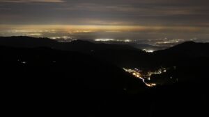 Dieses Bild zeigt eine Webcam-Aufnahme vom Achertal, aufgenommen am Montag, den 10.11.2025 um 20:00 Uhr. Die Temperatur betrug 4.8°C.