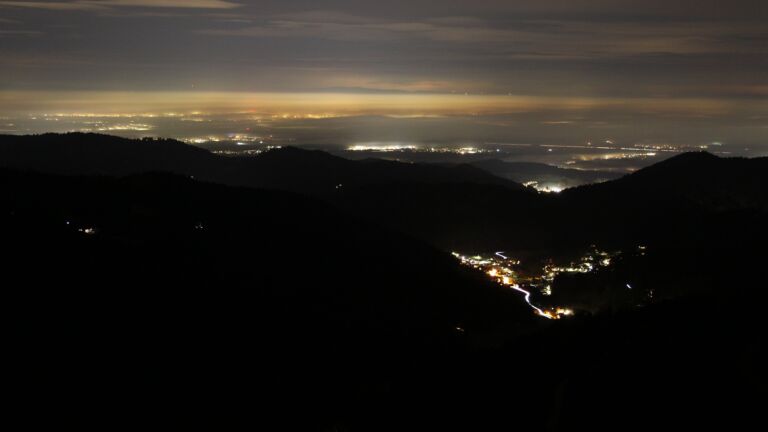 Dieses Bild zeigt eine Webcam-Aufnahme vom Achertal, aufgenommen am Montag, den 10.11.2025 um 20:00 Uhr. Die Temperatur betrug 4.8°C.