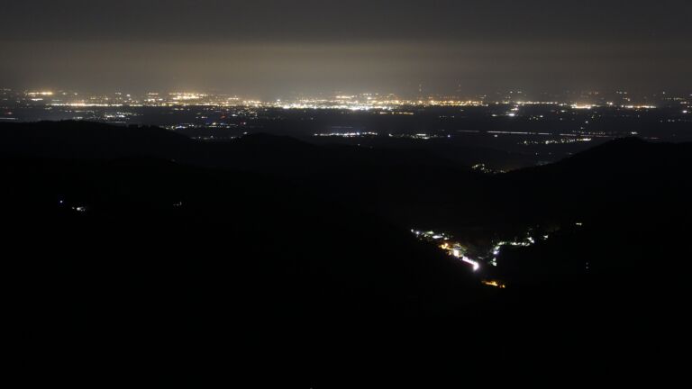 Dieses Bild zeigt eine Webcam-Aufnahme vom Achertal, aufgenommen am Freitag, den 20.06.2025 um 02:20 Uhr. Die Temperatur betrug 14.5°C.