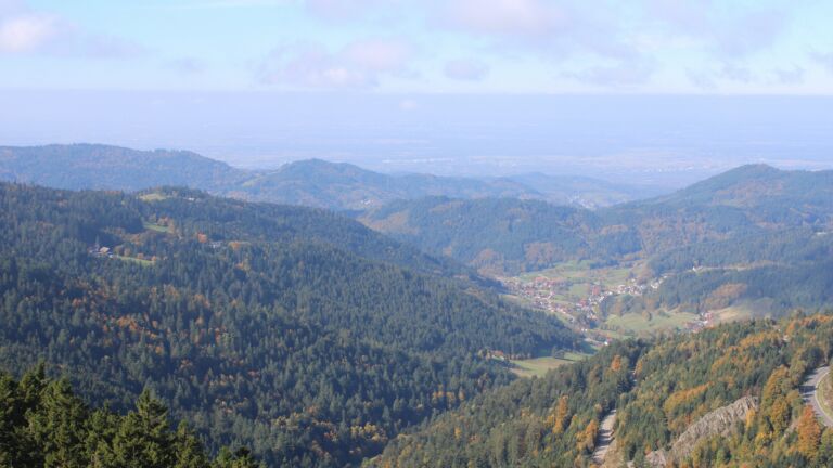 Dieses Bild zeigt eine Webcam-Aufnahme vom Achertal, aufgenommen am Montag, den 13.10.2025 um 11:50 Uhr. Die Temperatur betrug 9.4°C.